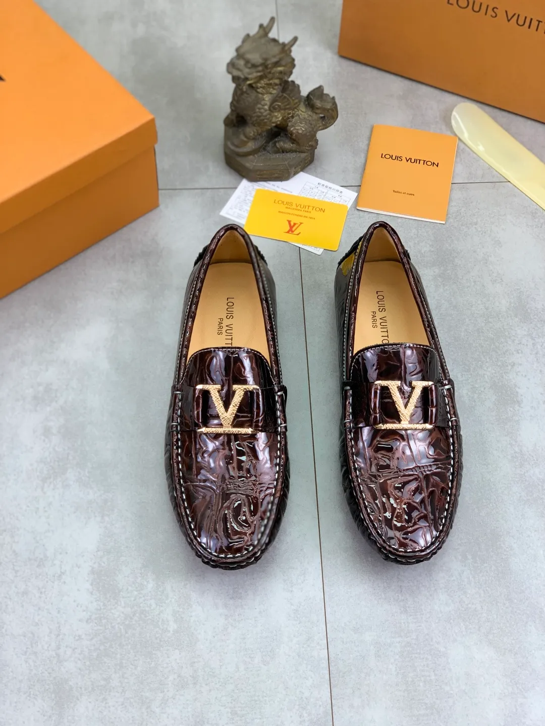 Men's men's shoes 💰P360💰【New style】🆘 🔥🆕【Louis Vuitton】LV Hong Kong high-quality beanie shoes. Loaf style for lazy people. This fabric is made of 🇮🇹 imported Italian first-layer cowhide➕full first-layer pigskin lining. The lining is more high-end. The original non-slip and wear-resistant rubber outsole is the only choice for driving. Size: 38-45. 4️⃣colors available.